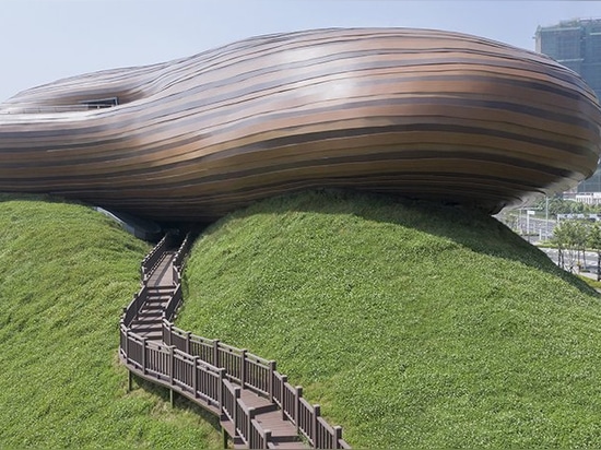 organische Linien und wellenförmiges Grün bilden das CROX liyang museum in china