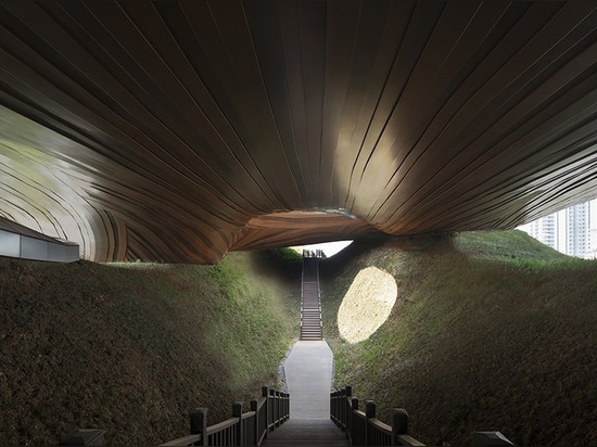 organische Linien und wellenförmiges Grün bilden das CROX liyang museum in china