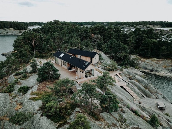 Dieses Paar zeitgenössischer Kabinen befindet sich auf einer Insel im finnischen Archipel