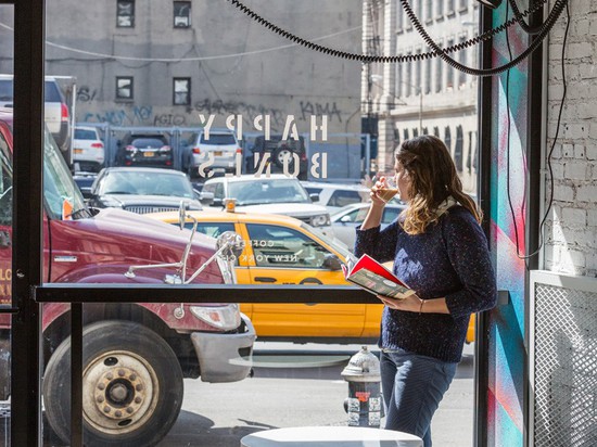 Diese New- York CityKaffeestube war ursprünglich ein Durchgang