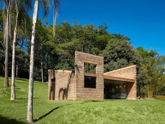 Das minimalistische Zuhause in der brasilianischen Landschaft besteht aus Bergbauabfällen