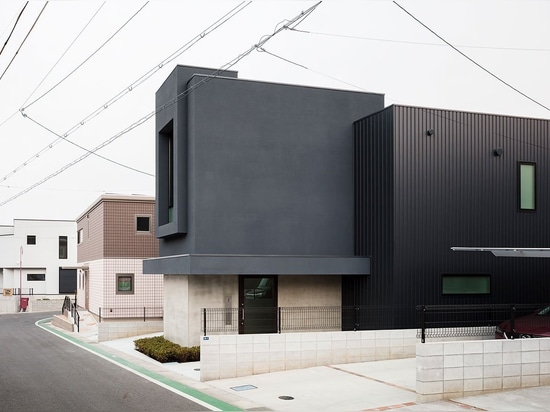 Ein schlankes Haus in Japan trotzt seinen schmalen Proportionen mit minimalistischer Finesse