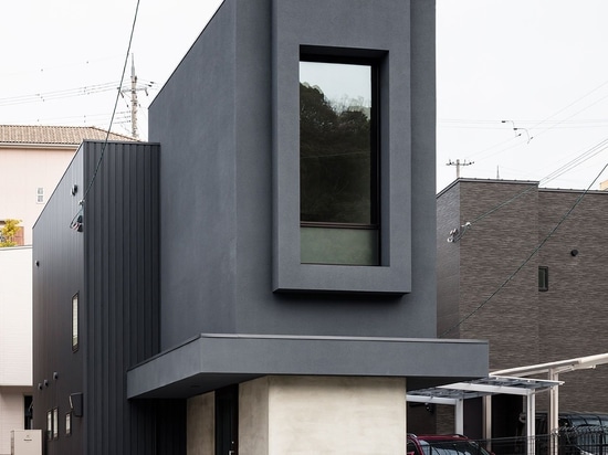 Ein schlankes Haus in Japan trotzt seinen schmalen Proportionen mit minimalistischer Finesse