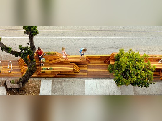 San Francisco ersetzt Straßen-Parken durch den Sonnenuntergang Parklet