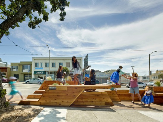 San Francisco ersetzt Straßen-Parken durch den Sonnenuntergang Parklet