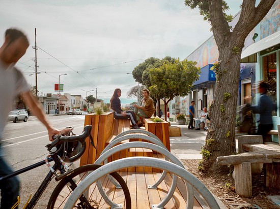 San Francisco ersetzt Straßen-Parken durch den Sonnenuntergang Parklet