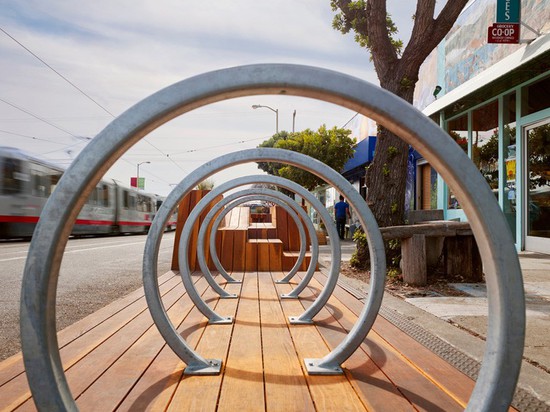 San Francisco ersetzt Straßen-Parken durch den Sonnenuntergang Parklet