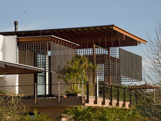 Ein Holzgitter filtert die Sonne, aber nicht die Ansichten von diesem Haus in Brasilien