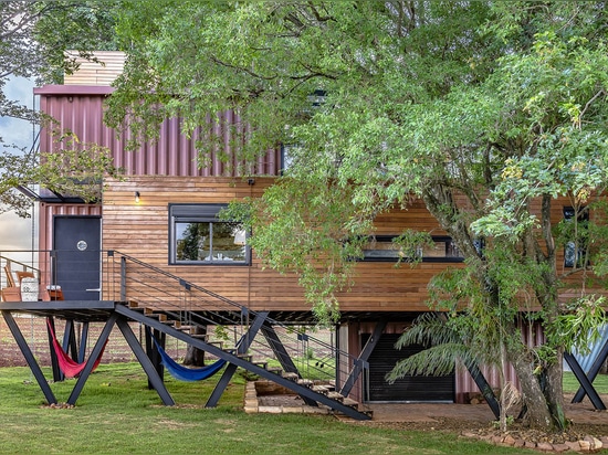 Casa Container Marília baute ein selbsttragendes Containerhaus auf Metallsäulen in Brasilien