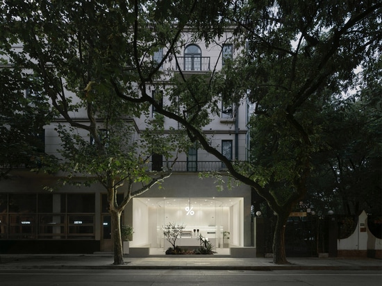 B.L.U.E. Architecture Studio entwirft diesen minimalen Coffee Shop mit Glasfront in Shanghai