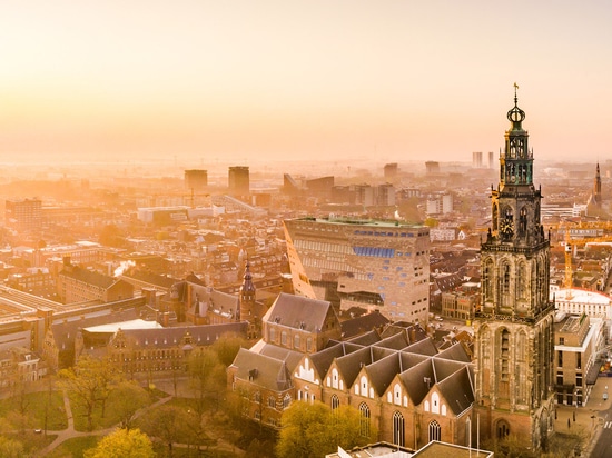 NL Architekten vervollständigt Forum mit facettenreichen Fassaden in Groningen