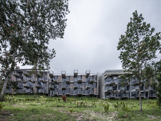 Patchara+ Ornnicha Architecture Designs Hotel mit superlangen Balkonen auf einer ruhigen Hügellandschaft