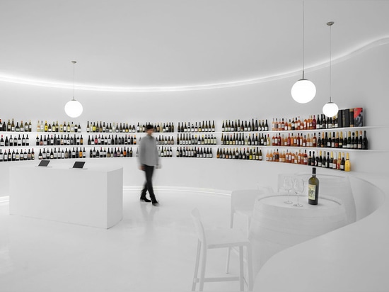 Porto Architekten entwirft All-White Interior für Wein Concept Store in Portugal