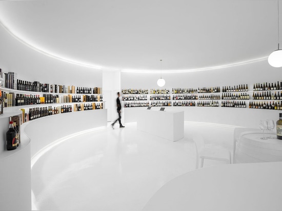 Porto Architekten entwirft All-White Interior für Wein Concept Store in Portugal