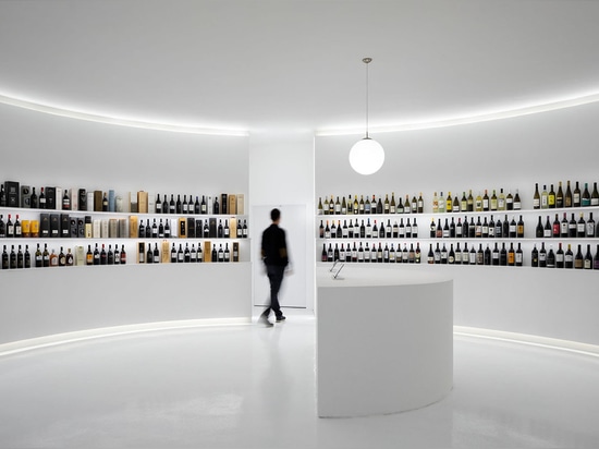 Porto Architekten entwirft All-White Interior für Wein Concept Store in Portugal