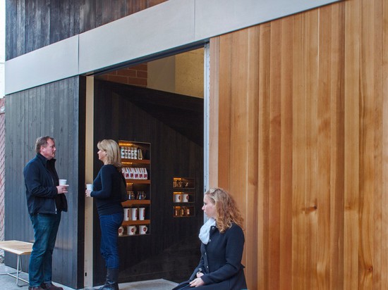 Dieser Kaffee in San Francisco hat einen Innenraum, der in versengtem Holz umfaßt wird