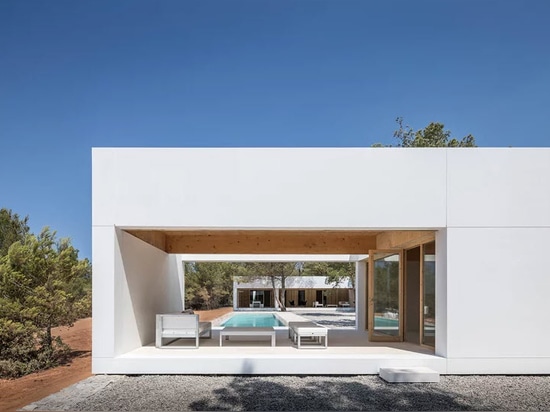 Marià Castellós luftige Wohnung 'ca l'amo' überblickt die Terrassenlandschaft von Ibiza