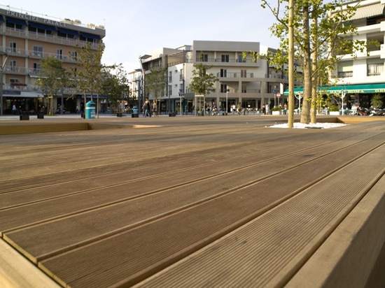 Eine große Bank-Aufschläge als A, das Platz in diesem Rathausplatz erfasst