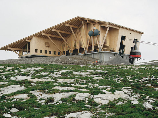 Die hölzerne Fassade des Baus wurde zwecks „entwickeln eine Sprache gewählt und Stofflichkeit, die der Toggenburg Region“ entspricht, las mehr am http://www.wallpaper.com/architecture/on-the-summit...