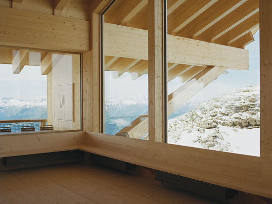 Die die meisten panoramischen alpinen Ansichten bildend, las die Gaststätteeigenschaften drei (fast) Fußboden-zudecke, dreifache glasig-glänzende Fenster mehr am http://www.wallpaper.com/architectu...