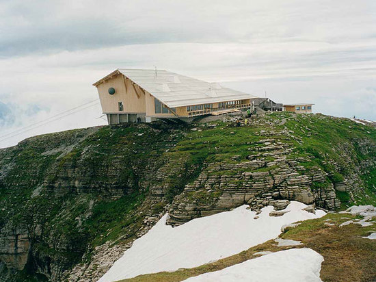 Lokale Firmen wurden in den Bau miteinbezogen und bildeten die die meisten vom regionalen Talent und Materialien lasen mehr am http://www.wallpaper.com/architecture/on-the-summit-herzog-de-meuron-c...