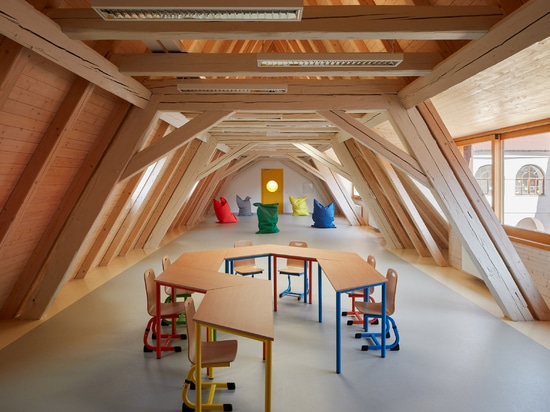 Öffentliches Atelier und FUUZE verwandeln Pfarrhaus in farbenfrohe Schule