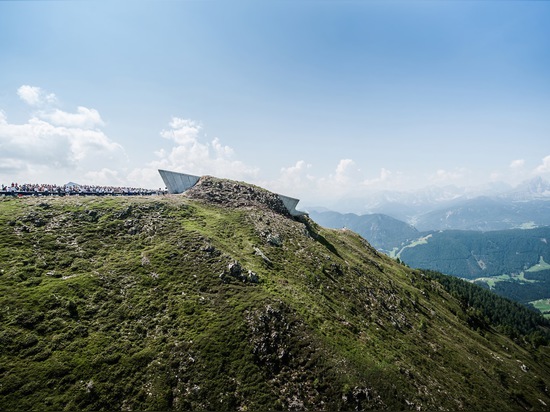 Zaha Hadid? Gebirgsmuseum s-Messner legt durch eine alpine Spitze einen Tunnel an