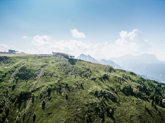 Zaha Hadid? Gebirgsmuseum s-Messner legt durch eine alpine Spitze einen Tunnel an