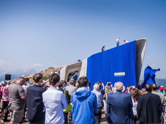 Zaha Hadid? Gebirgsmuseum s-Messner legt durch eine alpine Spitze einen Tunnel an