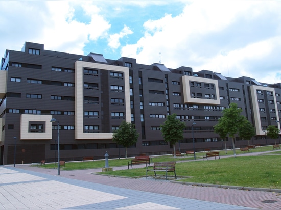 Hinterlüftete Keramikfassade in einem Wohnkomplex "Camino de la Plata"