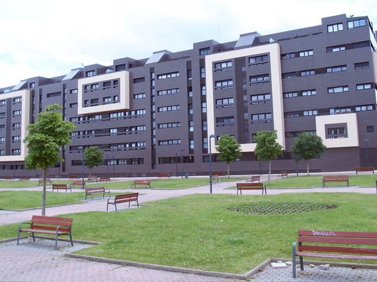 Hinterlüftete Keramikfassade in einem Wohnkomplex "Camino de la Plata"