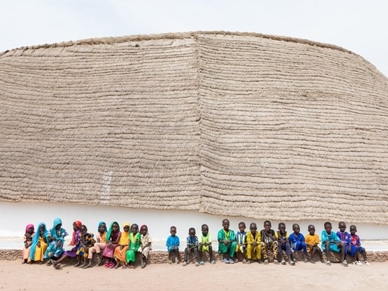 Toshiko Mori schließt ovalförmige Fass-Schule und Lehrerhaus im abgelegenen Senegal ab