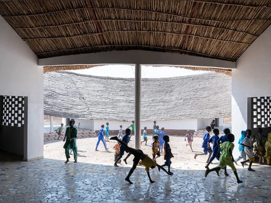 Toshiko Mori schließt ovalförmige Fass-Schule und Lehrerhaus im abgelegenen Senegal ab