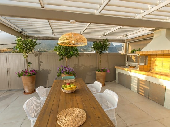 Verträumte Dachterrasse mit bioklimatischer Pergola Cospilouvre