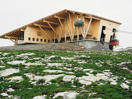 Die Chäserrugg Gaststätte ist in einem Skiort innerhalb der Schweiz Toggenburg der Region, an einer Höhe von herum 2.260 Metern (7.414 Fuß). Lesen Sie mehr: Alpine Drahtseilbahnstation findet neues...