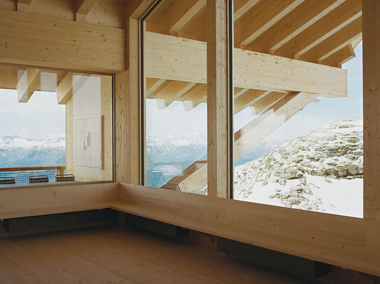 Die vorhandene Gaststätte war ein Teil des Wohnungsprojekts, das ursprünglich bedeutet wurde, um Bauarbeiter unterzubringen. Lesen Sie mehr: Alpine Drahtseilbahnstation findet neues Leben als canti...