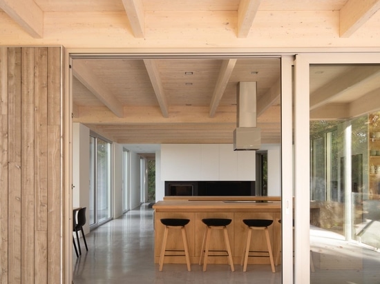 Ein Haus im Wald, verkleidet im östlichen Zederngleis, erhebt sich über die umgebende felsige Landschaft