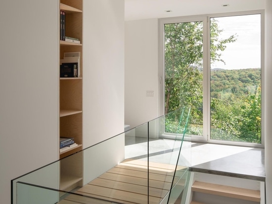 Ein Haus im Wald, verkleidet im östlichen Zederngleis, erhebt sich über die umgebende felsige Landschaft