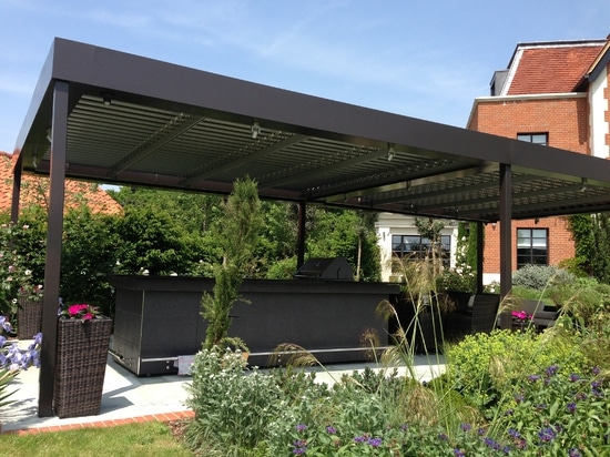 Wohnzimmer im Freien mit bioklimatischer Pergola in einem Landhaus in England