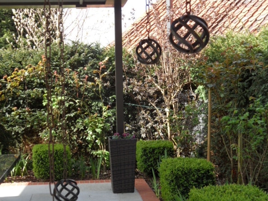 Wohnzimmer im Freien mit bioklimatischer Pergola in einem Landhaus in England