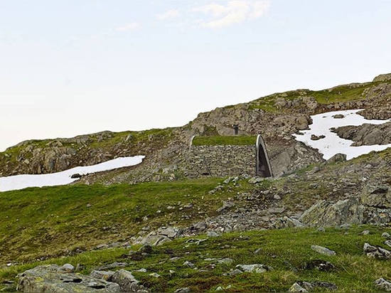 Sein bescheidener, curvaceous Entwurf integriert in die Landschaft, die minimalen Abdruck zu seinen ursprünglichen Umlagerungen verursacht.