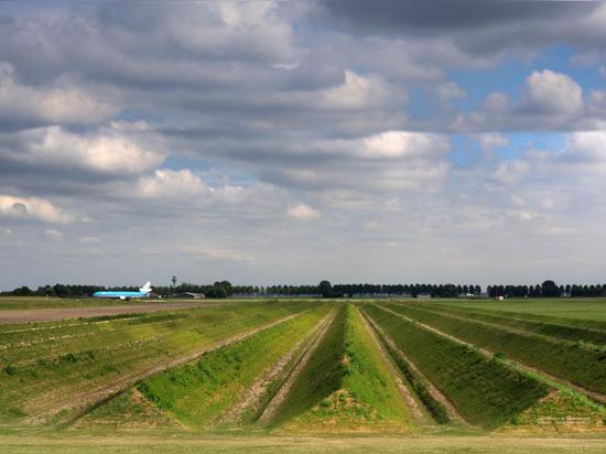 _ mit mehr als 1.600 täglich Flug gehen in und aus Schiphol Flughafen, d Bereich sein nicht nur beschäftigt aber auch sehr loud, bilden Leben schwierig für d Leute leben in d umgebend Nachbarschaft.