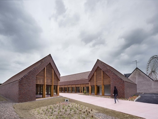 Soziales und kulturelles Zentrum von Gonzague, verkleidet mit Tonfliesen