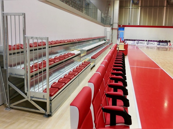 FERTIGTRIBÜNEN IN DER SPORTHALLE VON CENTO