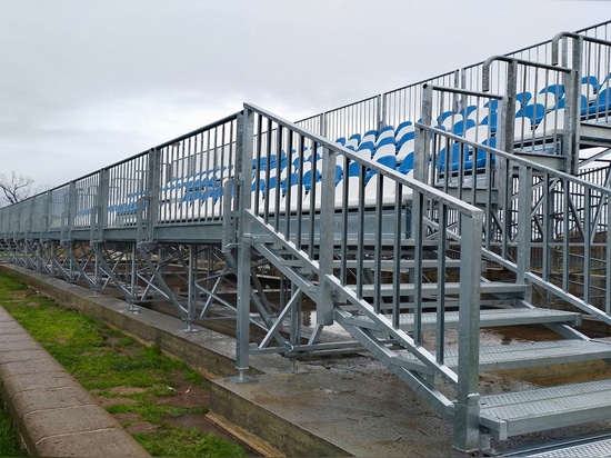 FERTIGTRIBÜNE IM SPORTZENTRUM VON FORMELLO