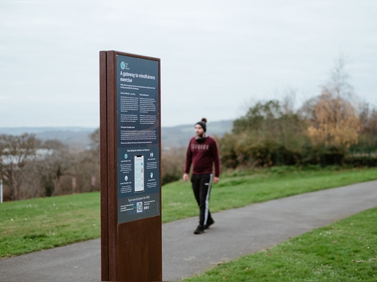 Beschilderungstotems in einem öffentlichen Park in Newcastle