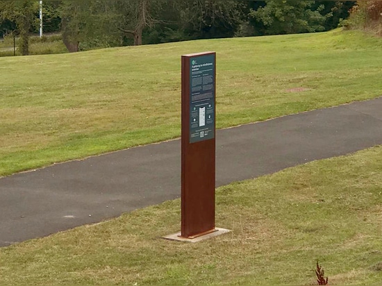 Beschilderungstotems in einem öffentlichen Park in Newcastle