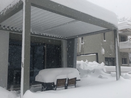 Hohe Beständigkeit der bioklimatischen Pergola CospiBio bei extremen Wetterbedingungen