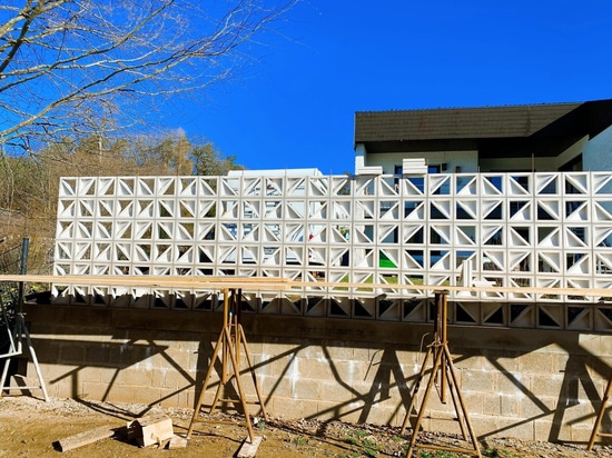 Die Betonblockfassade erhielt die US SGS-Qualitätszertifizierung