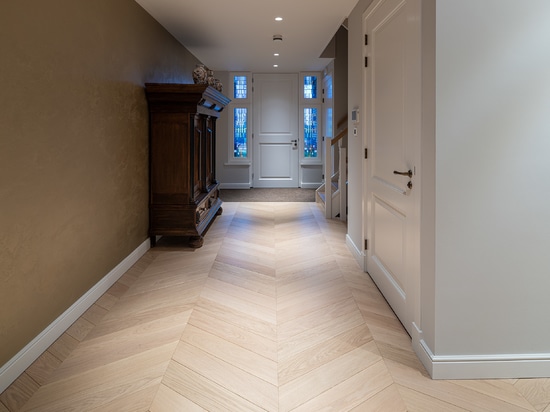 Dennebos Flooring Chevron in erstklassiger Eiche, vorlackiert